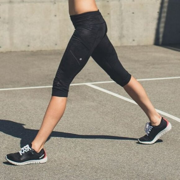 Lululemon Run For Fun Crop Full-On Luxtreme, Savasana Camo Black, Size 8 - Picture 2 of 15